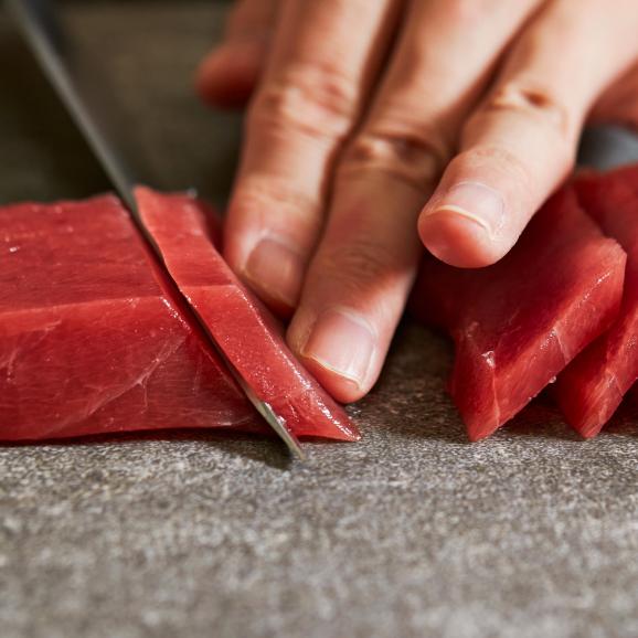 【送料無料】本マグロ中トロ（訳あり）本鮪 皮付き 不揃い お刺身や寿司に最適【まぐろ/お刺身/お取り寄せ】05