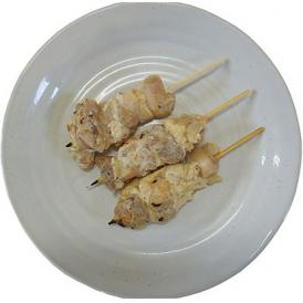 蒸気熱加工後、炭火であぶった串。スチームと違い素焼きにする事で余計な脂分を焼き状態を良くしたものです