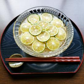 あったかいかけうどんも美味！器一面にスライスしたすだちを並べて！つるんとしたうどんの【すだちうどん】