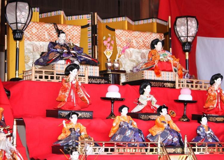 Add glamorous accessories like artificial sakura and mandarin orange flowers too!