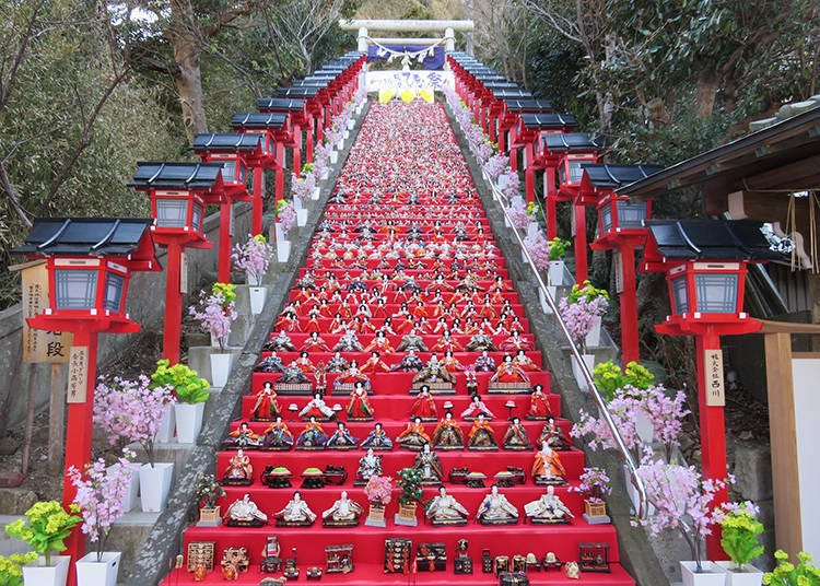 摆放在远见岬 神社石阶上的大量女儿节人偶非常壮观