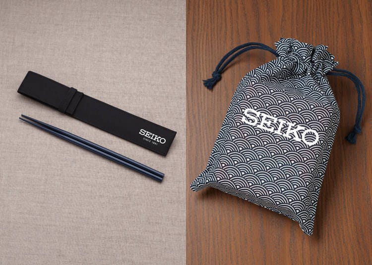 左）「SEIKOオリジナルお箸（箸袋つき）」対象商品購入で先着でもらえる 右）「SEIKOロゴ入り和柄巾着袋」「LIVE JAPAN」サイトご掲示で先着でもらえる ※「SEIKOロゴ入り和柄巾着袋」はヨドバシカメラAkiba店、ヨドバシカメラ梅田店、ビックカメラ有楽町店、ビックカメラなんば店の4店舗限定。