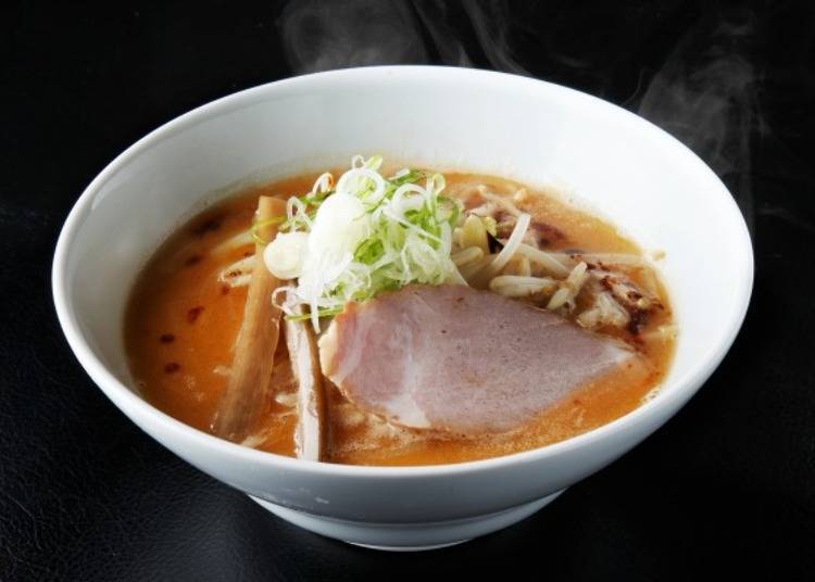 ▲ 손님의 한마디에 힘을 얻어서 만든 '삿포로 미소 eiji style' (850엔・세금포함). 마늘과 생강 맛을 은근히 느낄 수 있는 부드러운 맛