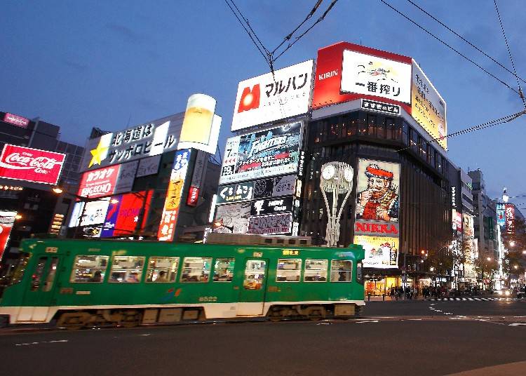 스스키노 중심 거리. 삿포로 제1의 번화가로 해가 지면 사람들로 붐빈다