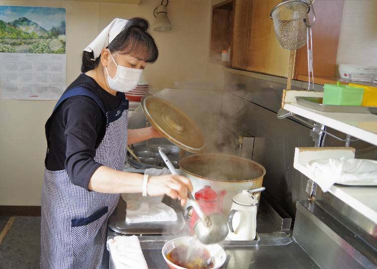 Adding soy sauce to the soup stock made from bonito and other items makes the shoyu ramen soup.