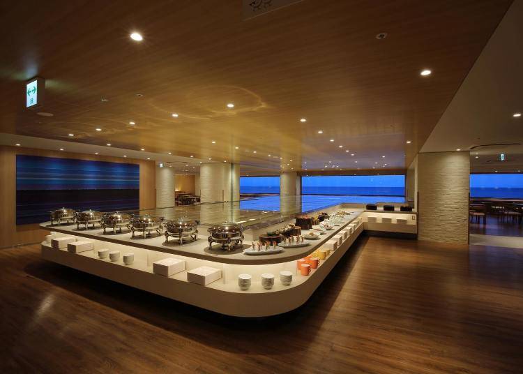 밤이 되면 창 밖으로 불을 밝힌 고기잡이배들을 감상할 수 있는 OCEAN TERRACE（사진 제공：토호 리조트 주식회사）