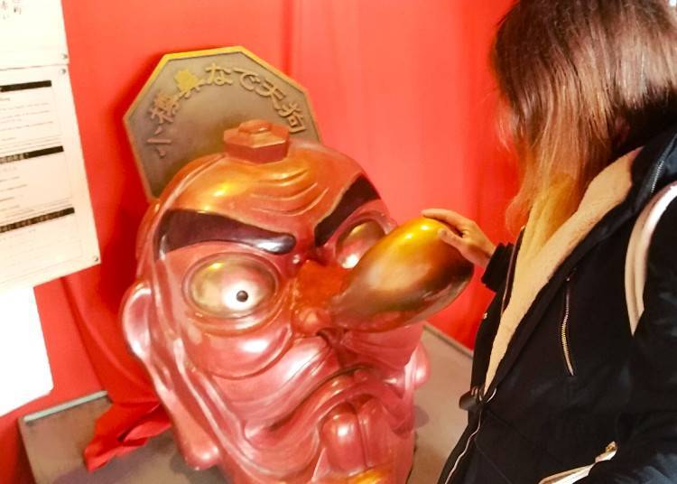 It's been rubbed so much that the tip of the nose is very worn. Must be granting some serious wishes!