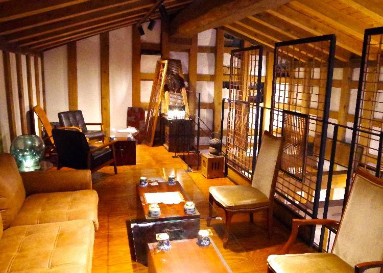 ▲建物は2階建てで、1階にカウンター席と厨房、2階にソファと椅子席があり、一部吹き抜けになっています