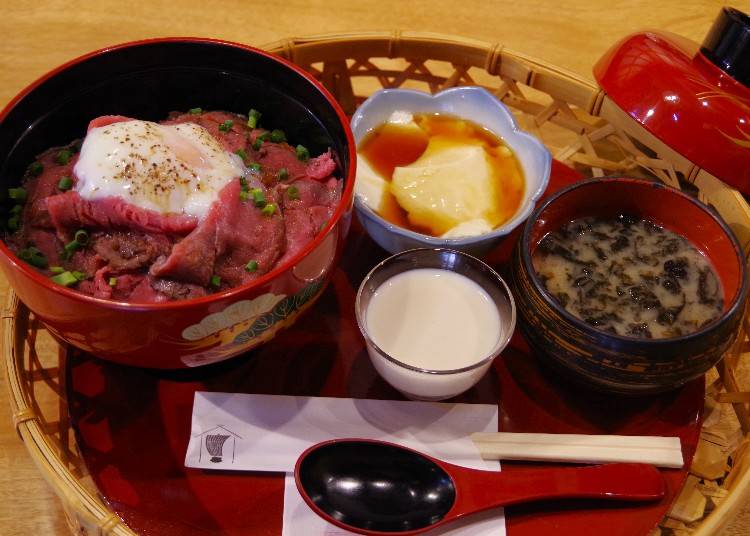 ▲道産牛のローストビーフ丼 寄せ豆腐、搾りたて豆乳付