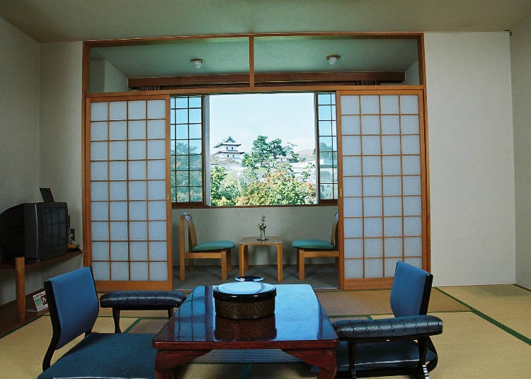 ▲室内から松前城が見える部屋(写真提供:温泉旅館矢野)