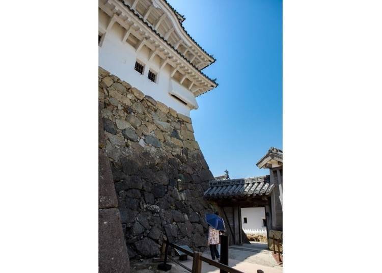 ▲ The stone wall near the Ho no Mon gate