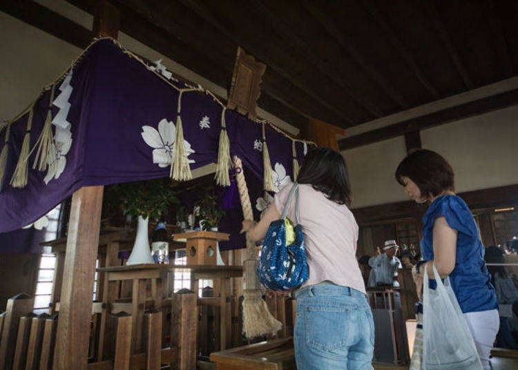 ▲ Praying to Keibumyojin, the guardian deity of Himeji Castle located on the top floor of the Main Keep