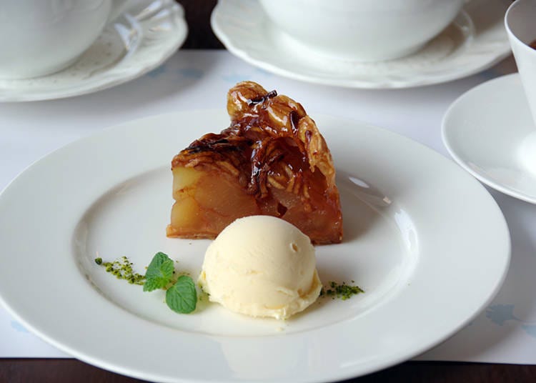 Apple Pie à la Mode Set (2,300 yen, served with coffee or tea)