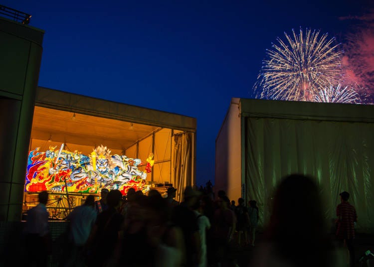 For the finale, fireworks light up the summer night sky in an array of colors. (Photo credit: Vassamon Anansukkasem, shutterstock.com)
