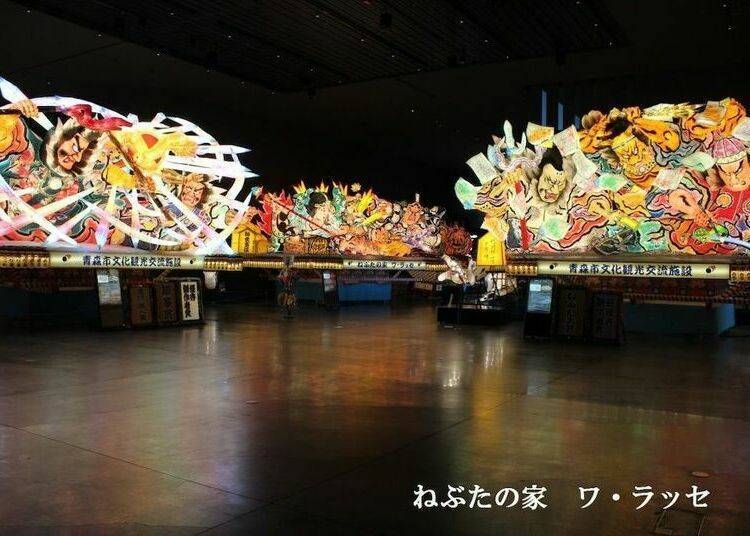 Medium and large-sized Nebuta on display in the “Nebuta Hall”.