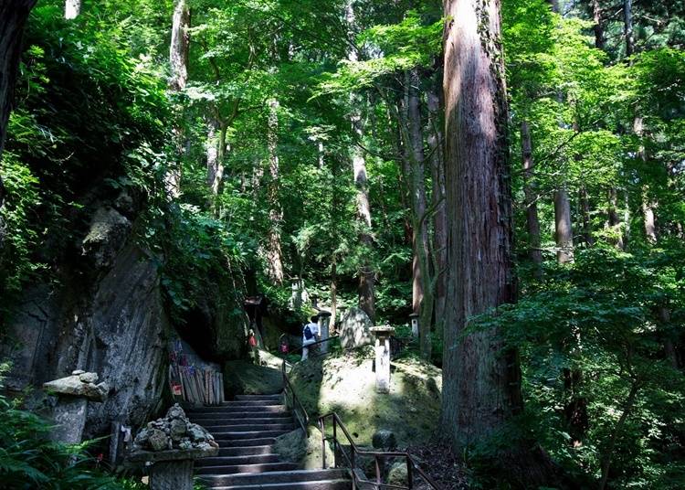 断崖絶壁に建つ寺・「宝珠山立石寺」